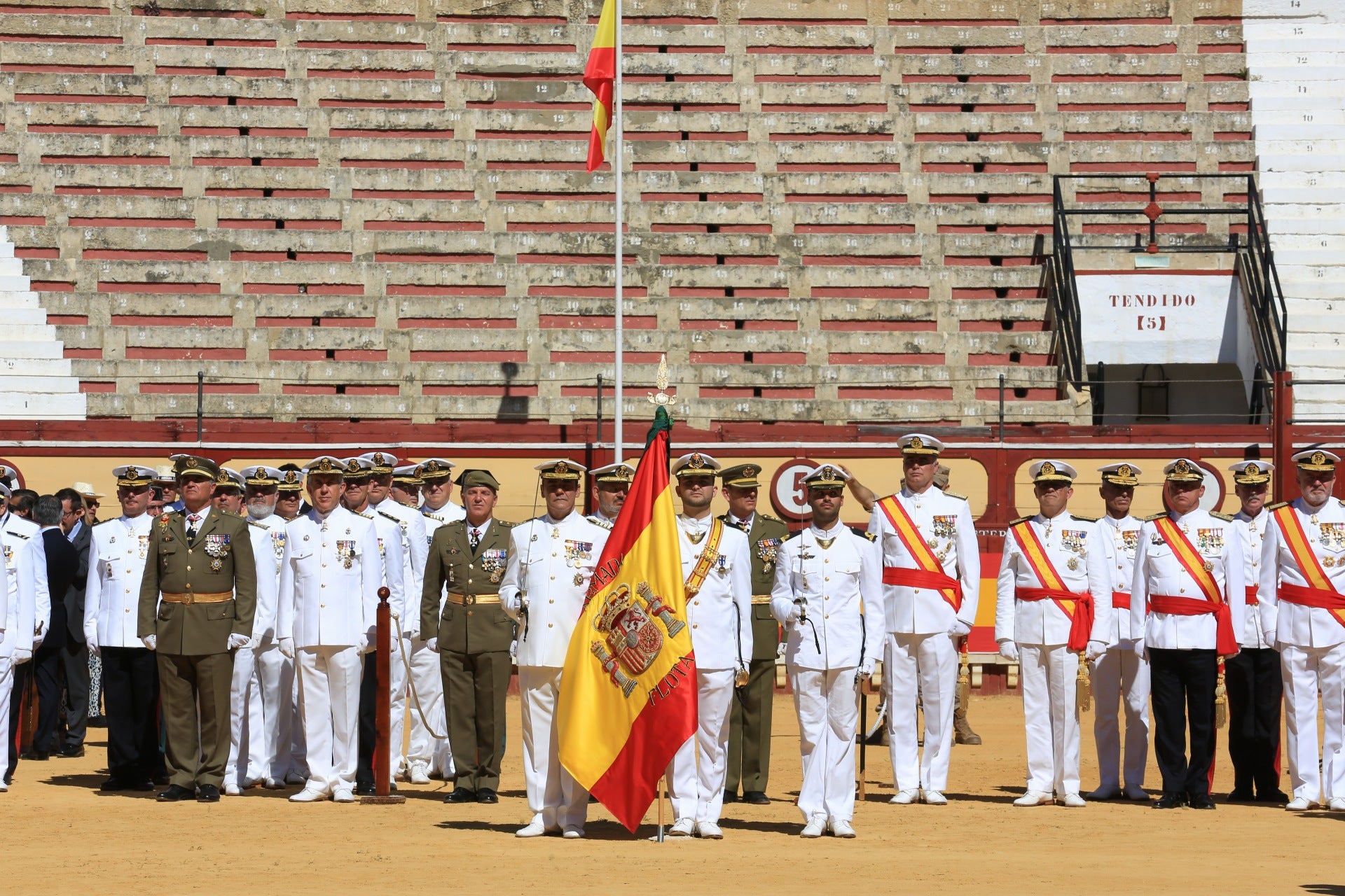 Fotos: Jura de bandera civil en la Plaza de Toros de El Puerto