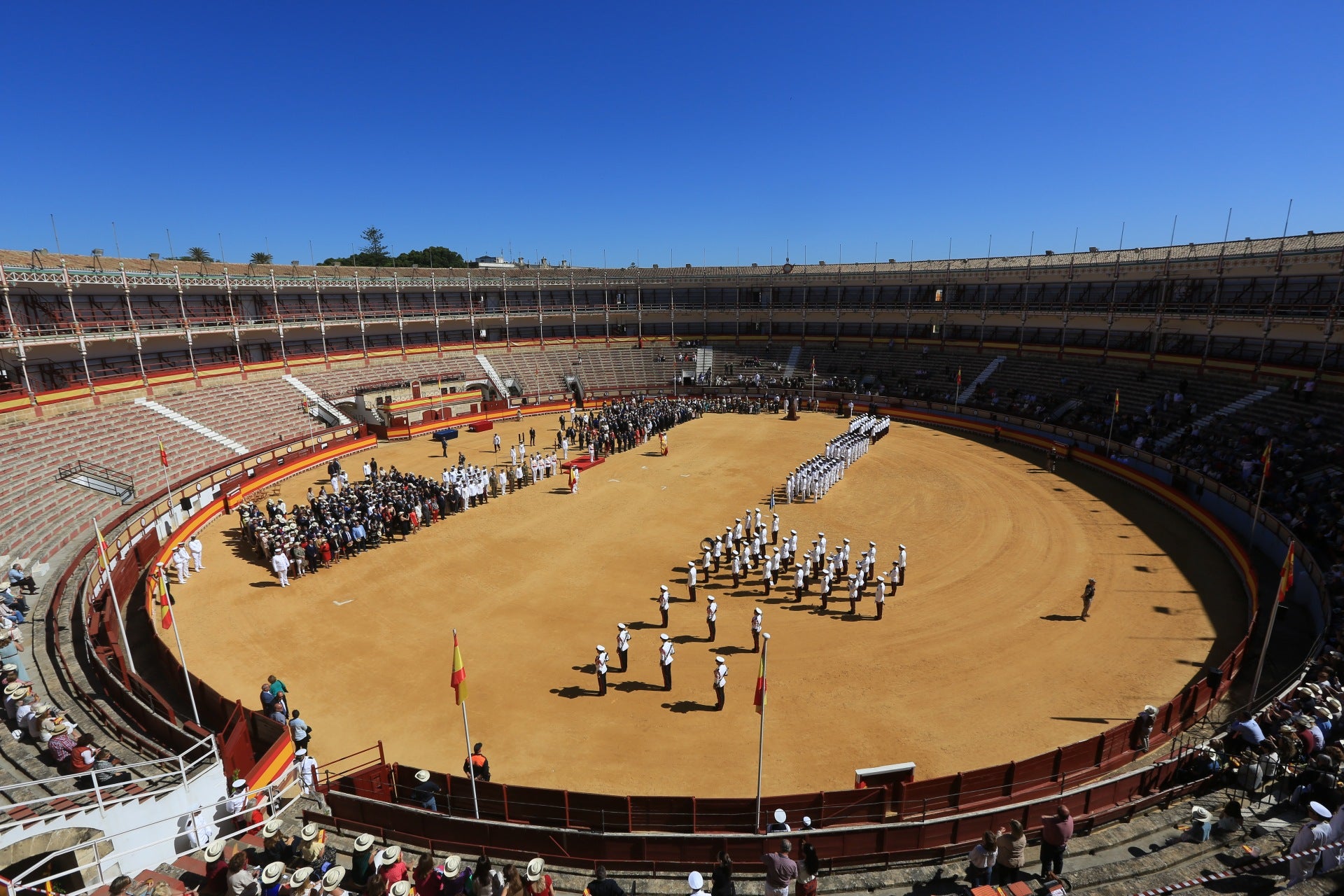 Fotos: Jura de bandera civil en la Plaza de Toros de El Puerto