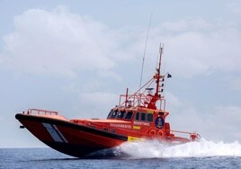 Trasladadas a Algeciras tres personas rescatadas de una patera en la zona del Estrecho