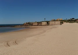 La espectacular playa de El Puerto que se encuentra junto a los restos de un antiguo castillo