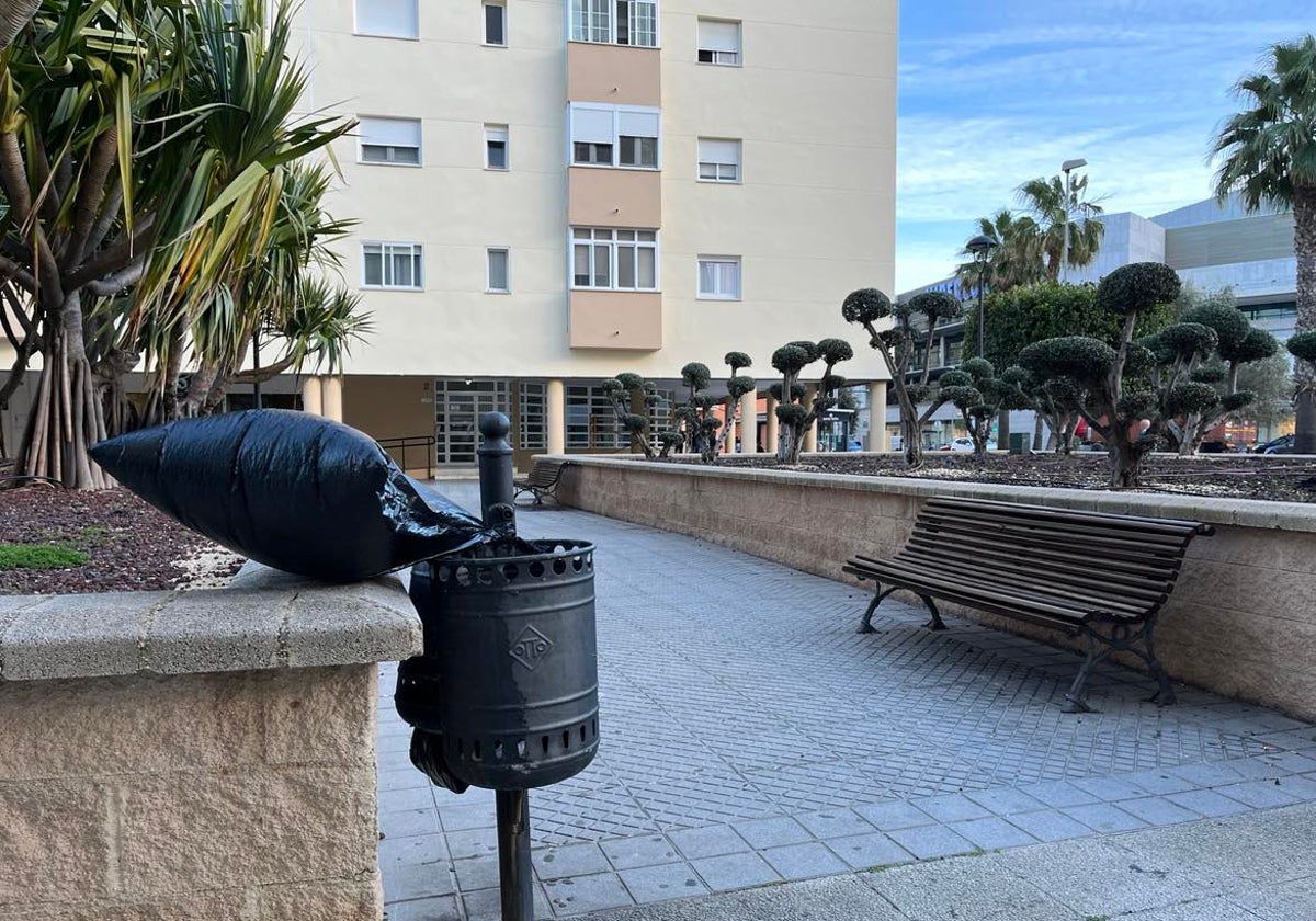 Una bolsa fuera de una papelera por el fuerte viento en Cádiz