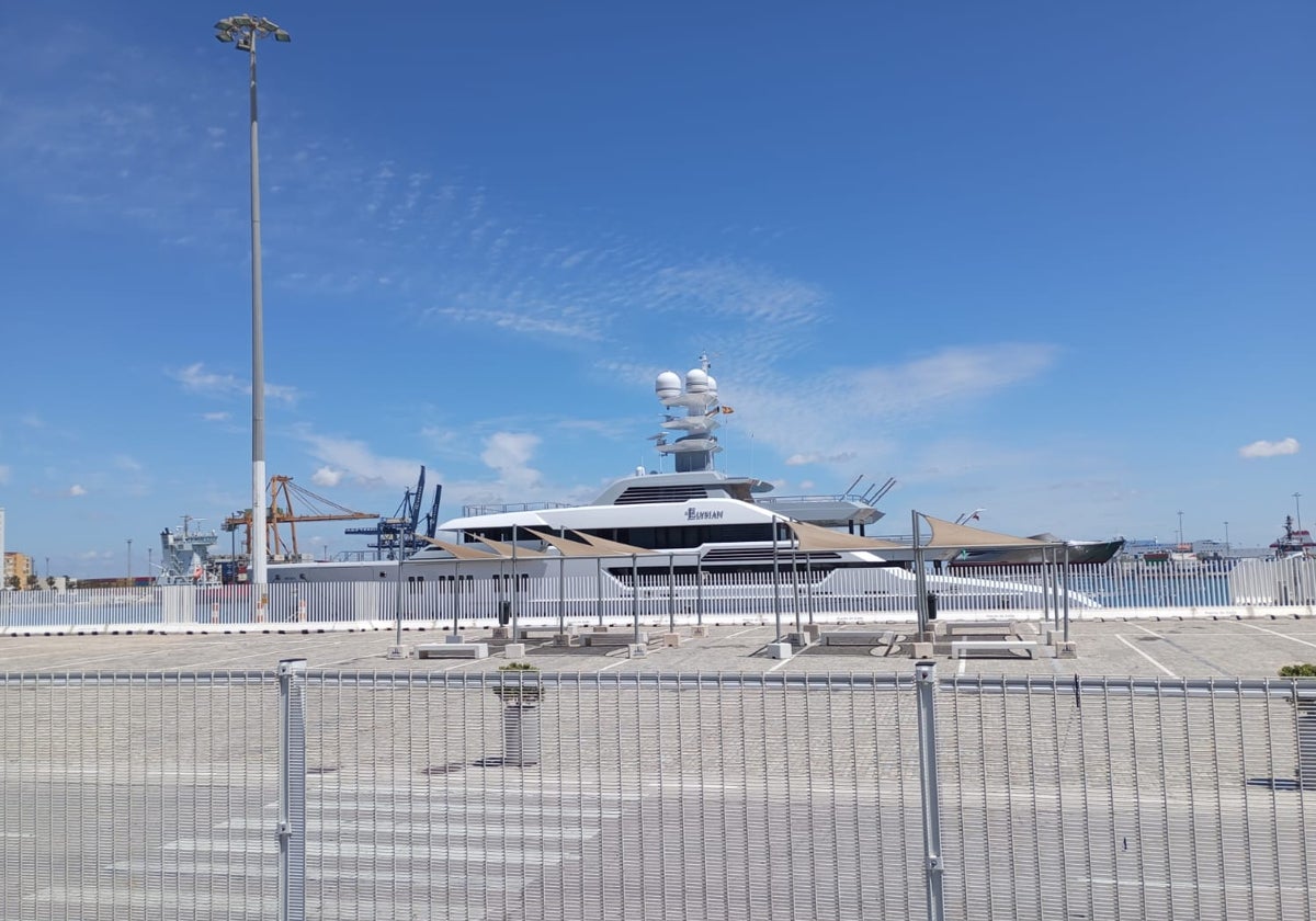 El Elysian, en el muelle de Cádiz