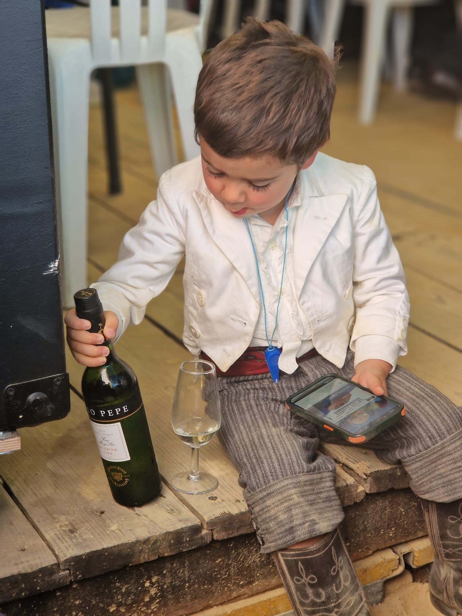 El pequeño Jaimito con el traje de su abuelo Pepín