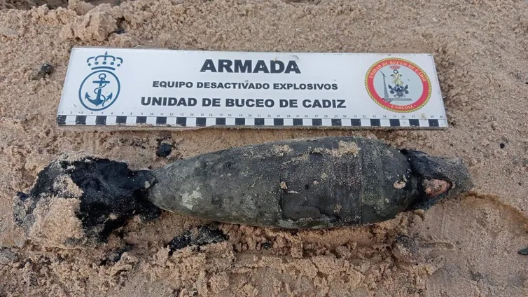 La Armada neutraliza un mortero de 60 milímetros y diversas municiones hallados en la playa de Camposoto