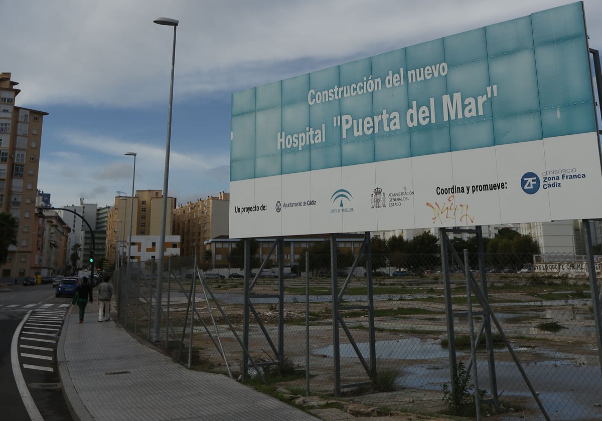 Imagen de archivo de 2017 del cartel anunciador de la construcción del nuevo hospital de Cádiz, junto al barrio de Loreto.