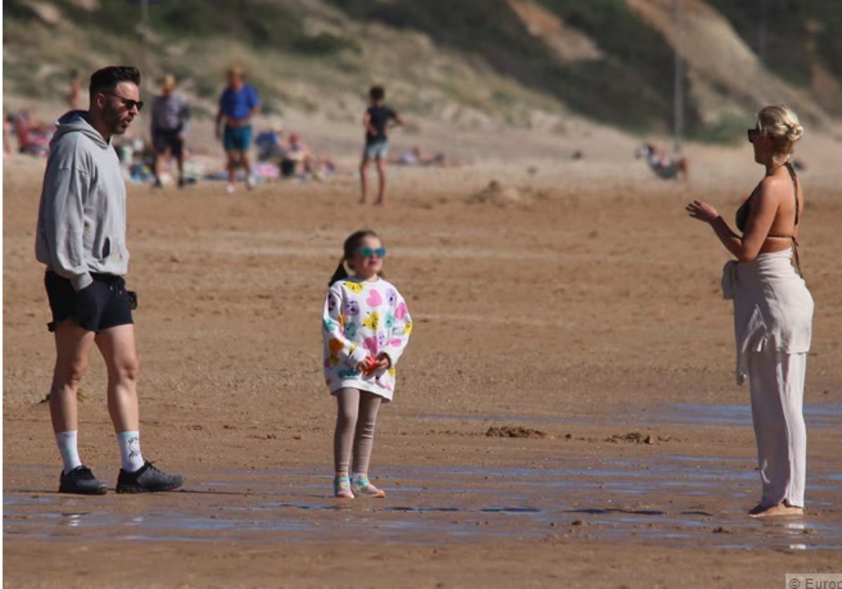 Adriana Abenia disfruta junto a su marido y su hija de una de las mejores playas de Cádiz.