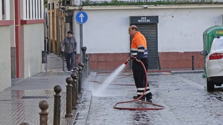 Cádiz volverá al baldeo y al riego con agua potable la próxima semana