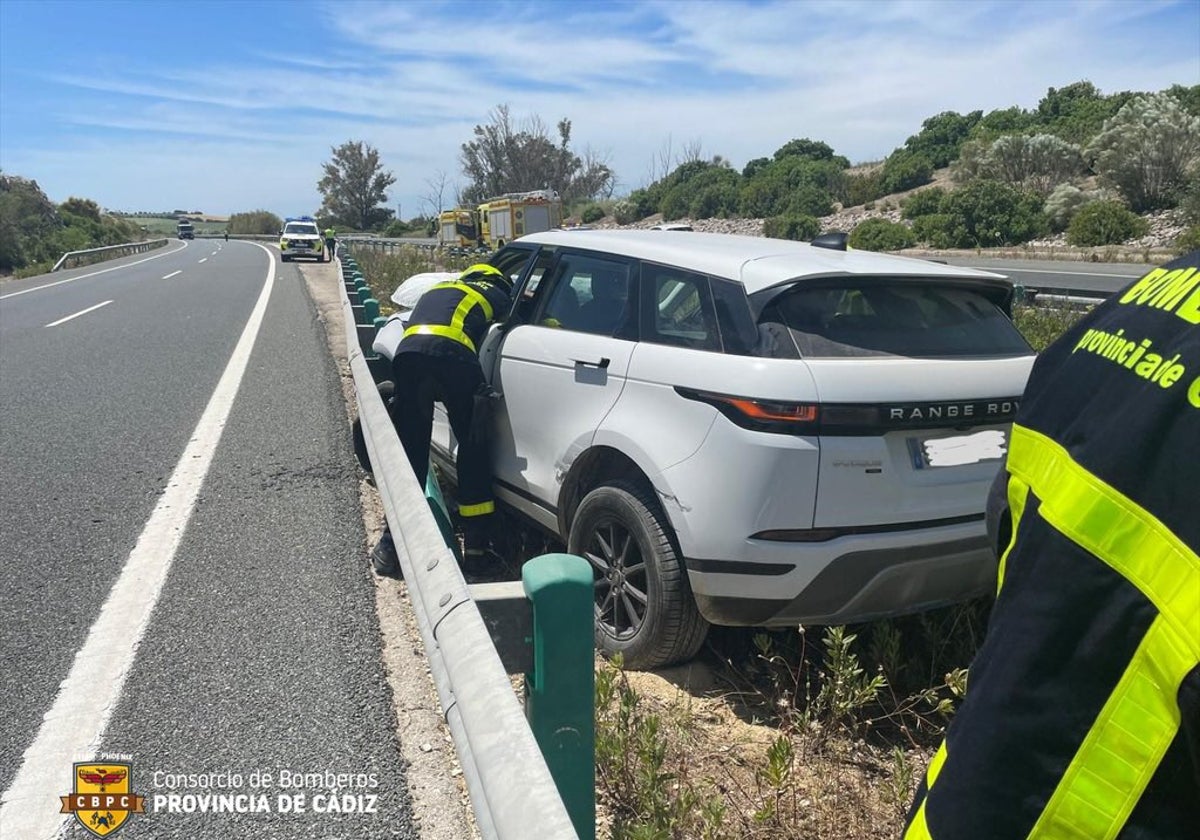 Los bomberos, socorriendo al hombre de 82 años accidentado