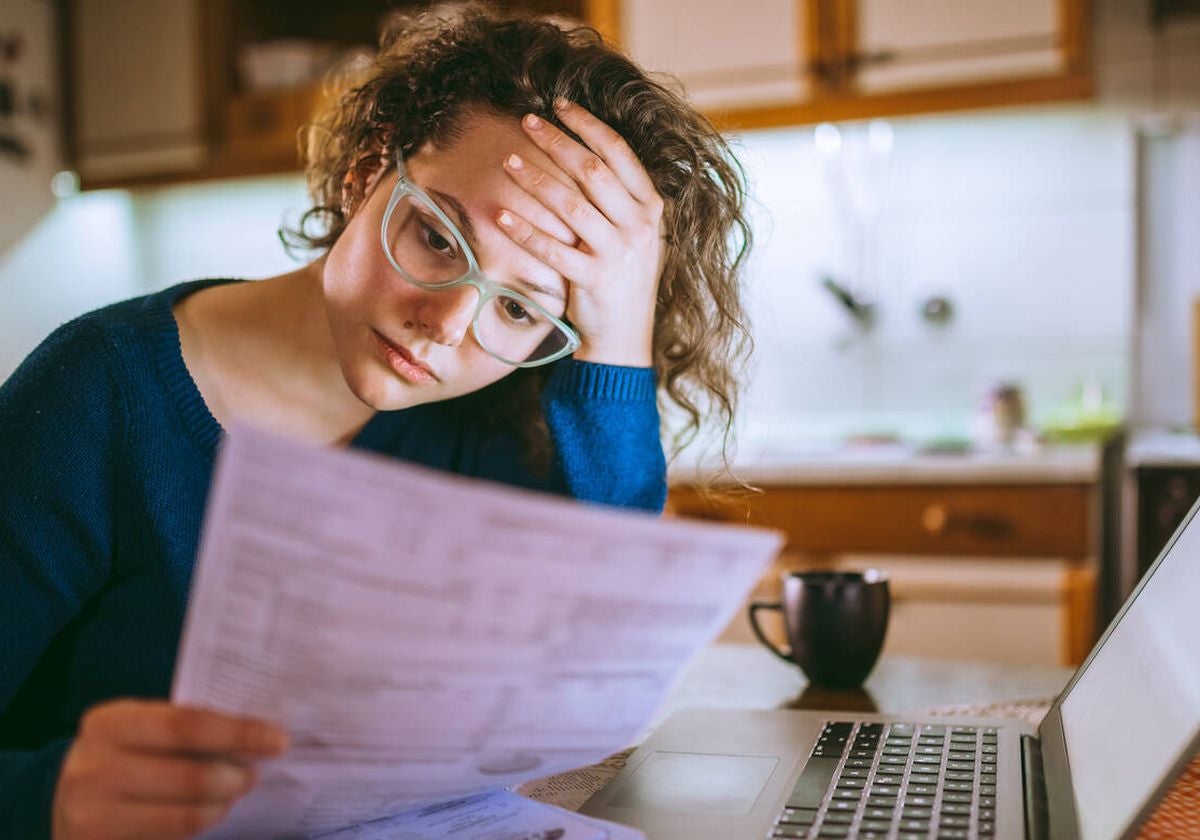 Una mujer preparando su declaración de la renta