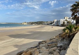 La playa de Fuentebravía de El Puerto sigue con el baño prohibido pese a la Bandera Azul