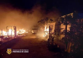 Vídeo: incendio de caravanas en un carril de El Palmar