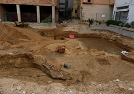 Una fuga de agua inunda el solar de la calle Marqués de Cropani de Cádiz donde se han descubierto 21 enterramientos romanos