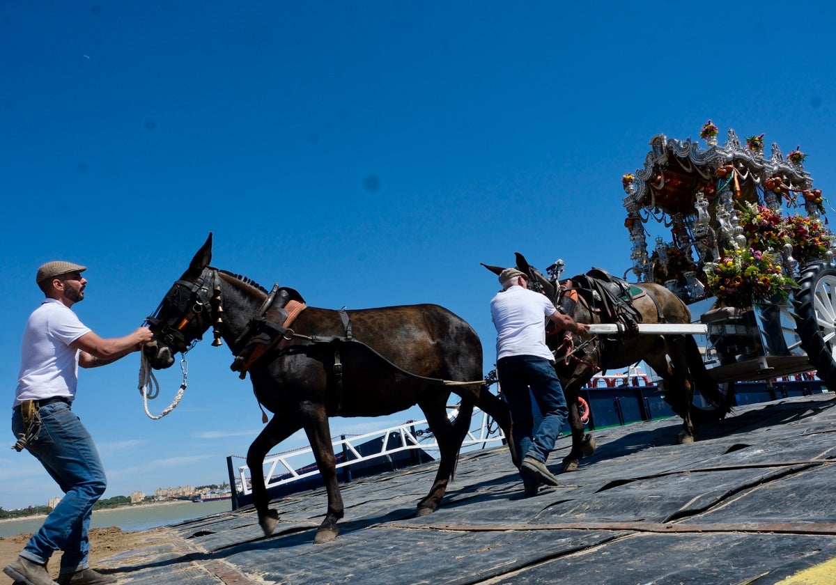 El simpecado de Cádiz, desembarcando en el Coto de Doñana.