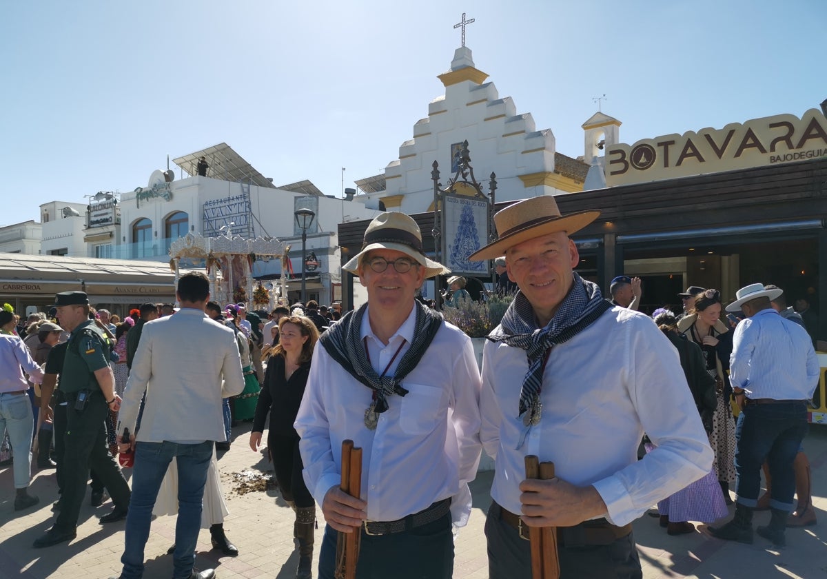 Ronald, a la izquierda, y Jeroen, en Bajo de Guía junto a la Hermandad de Chiclana.