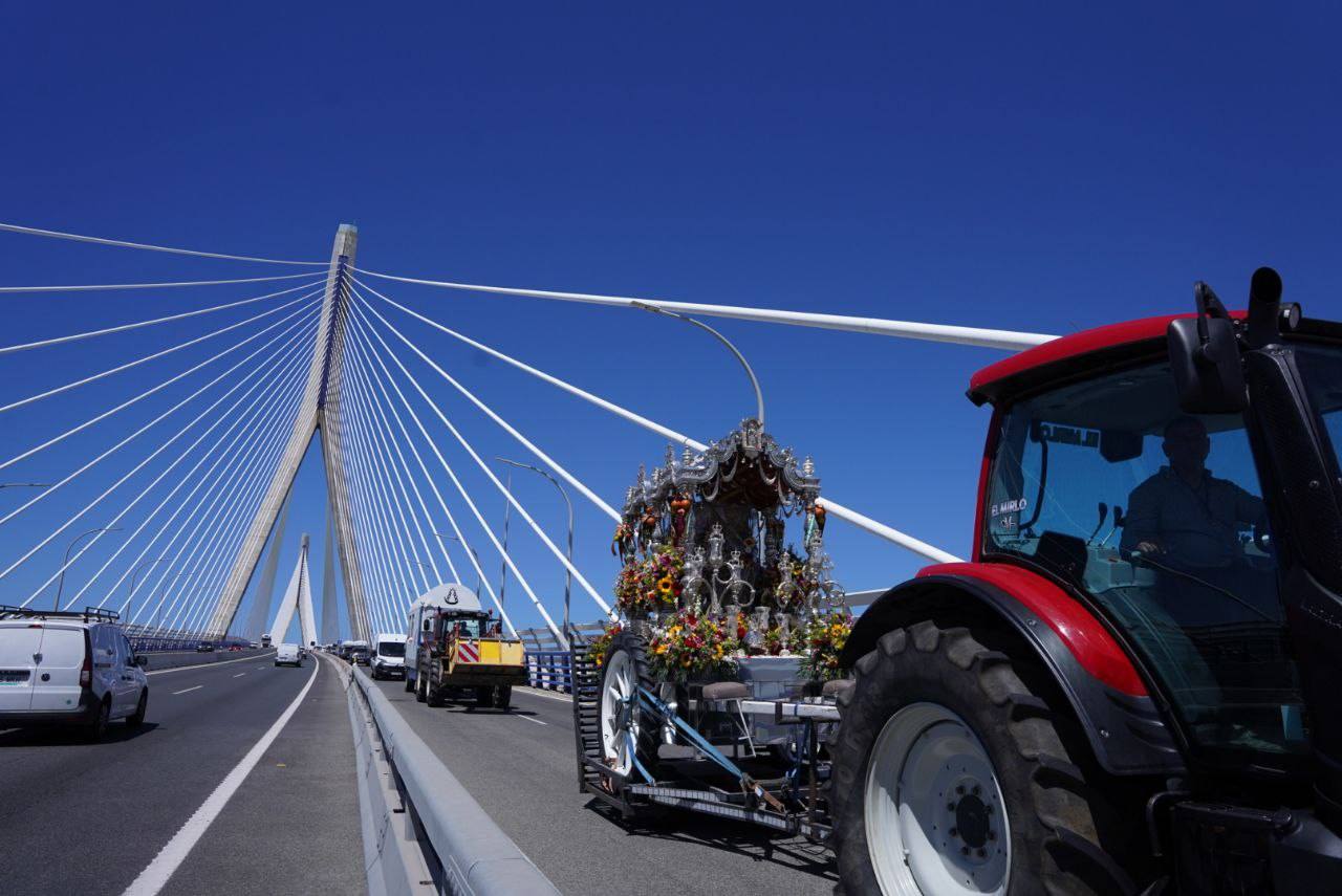 Fotos: así ha sido el primer día de embarque de romeros de Cádiz en Bajo de Guía en Sanlúcar