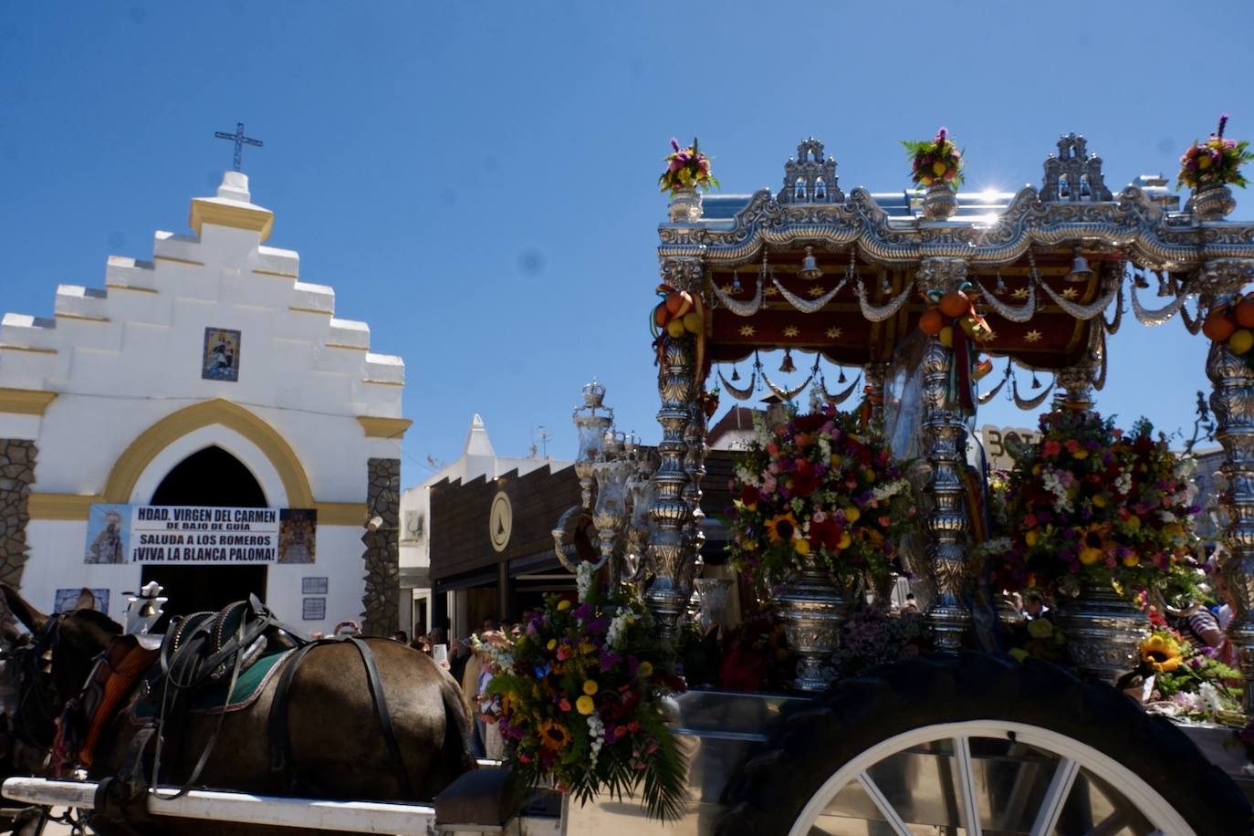 Fotos: así ha sido el primer día de embarque de romeros de Cádiz en Bajo de Guía en Sanlúcar