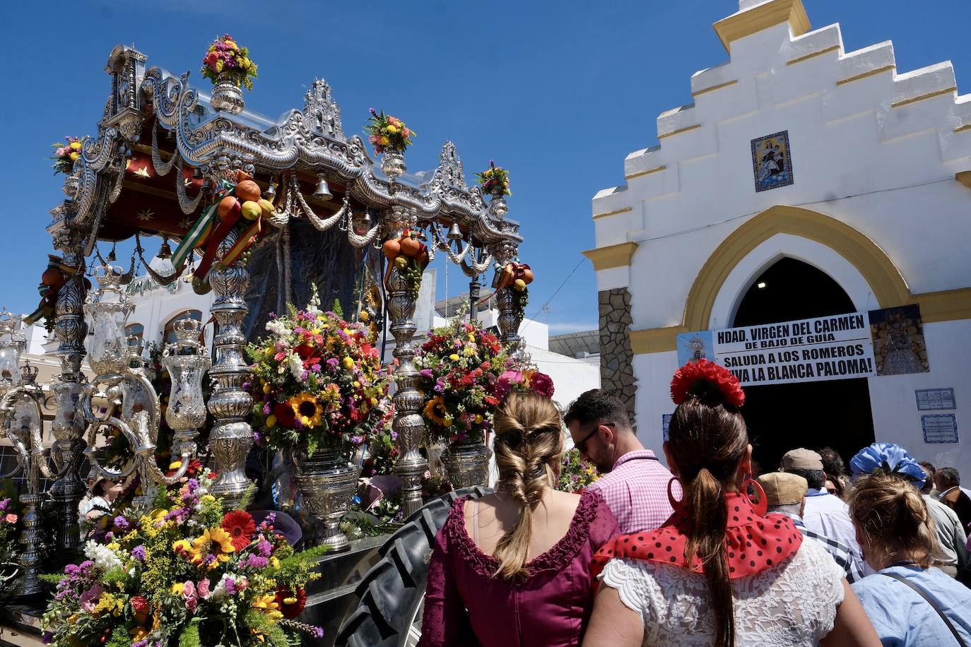 Fotos: así ha sido el primer día de embarque de romeros de Cádiz en Bajo de Guía en Sanlúcar