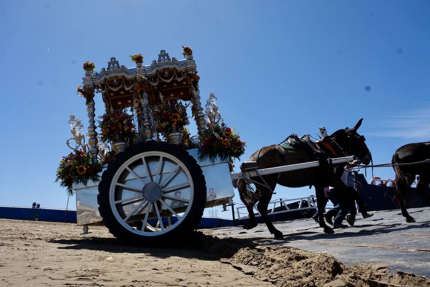 Fotos: así ha sido el primer día de embarque de romeros de Cádiz en Bajo de Guía en Sanlúcar