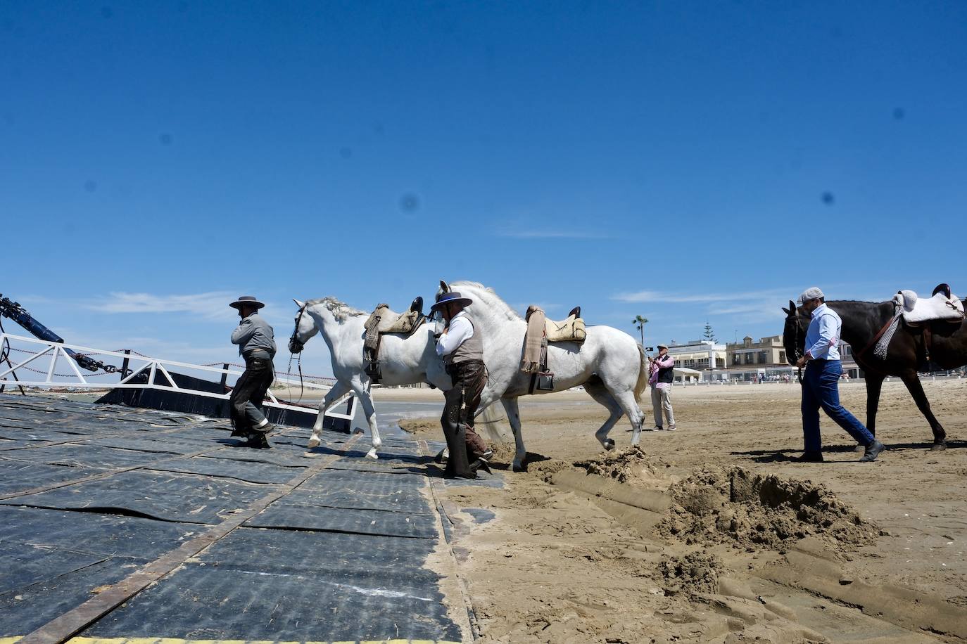 Fotos: así ha sido el primer día de embarque de romeros de Cádiz en Bajo de Guía en Sanlúcar