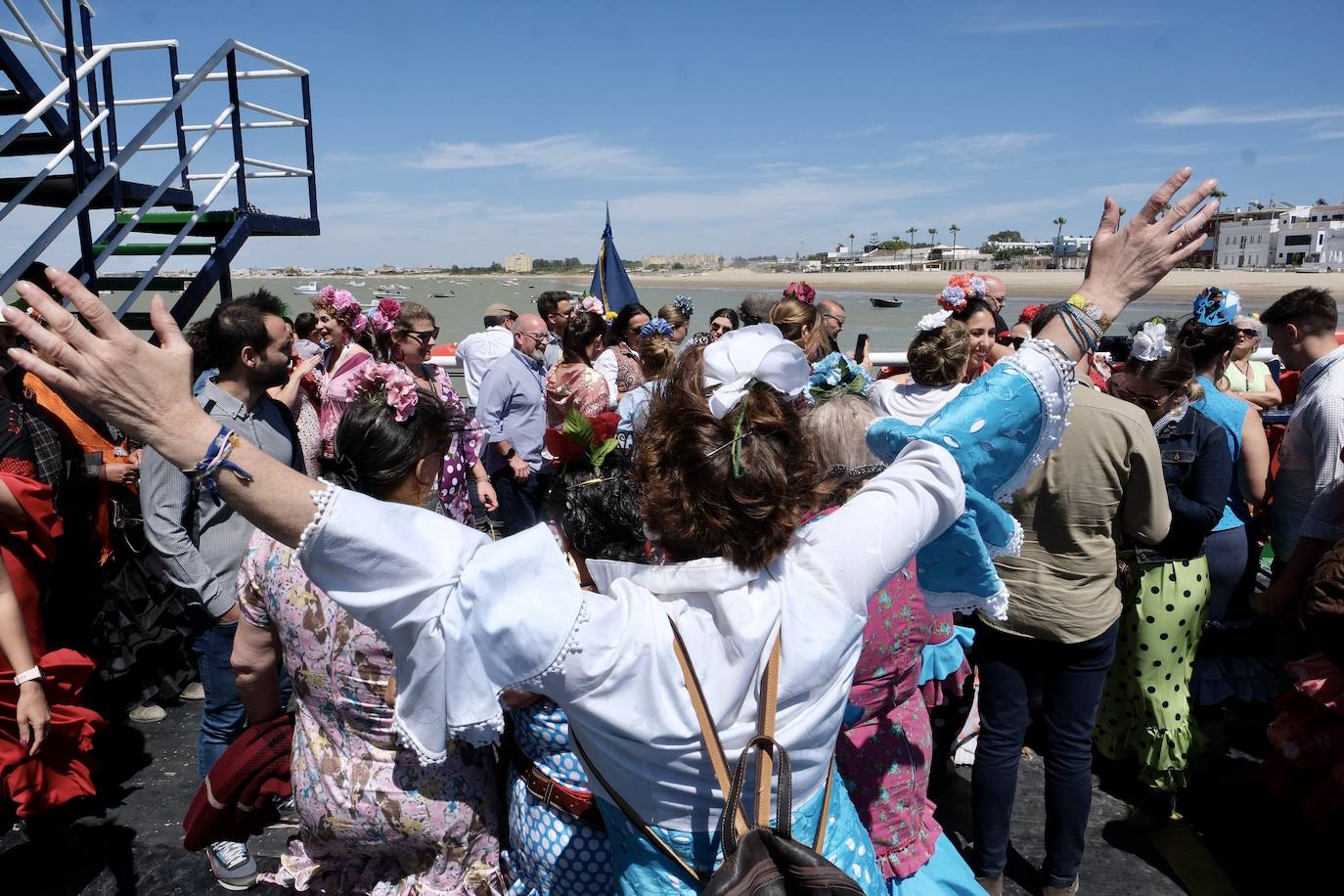 Fotos: así ha sido el primer día de embarque de romeros de Cádiz en Bajo de Guía en Sanlúcar