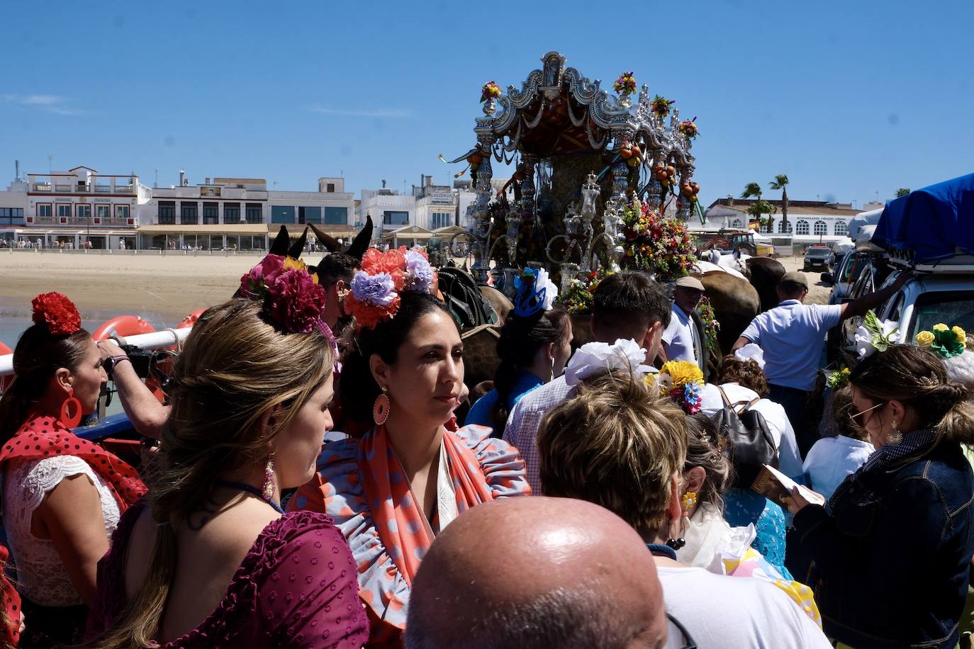 Fotos: así ha sido el primer día de embarque de romeros de Cádiz en Bajo de Guía en Sanlúcar