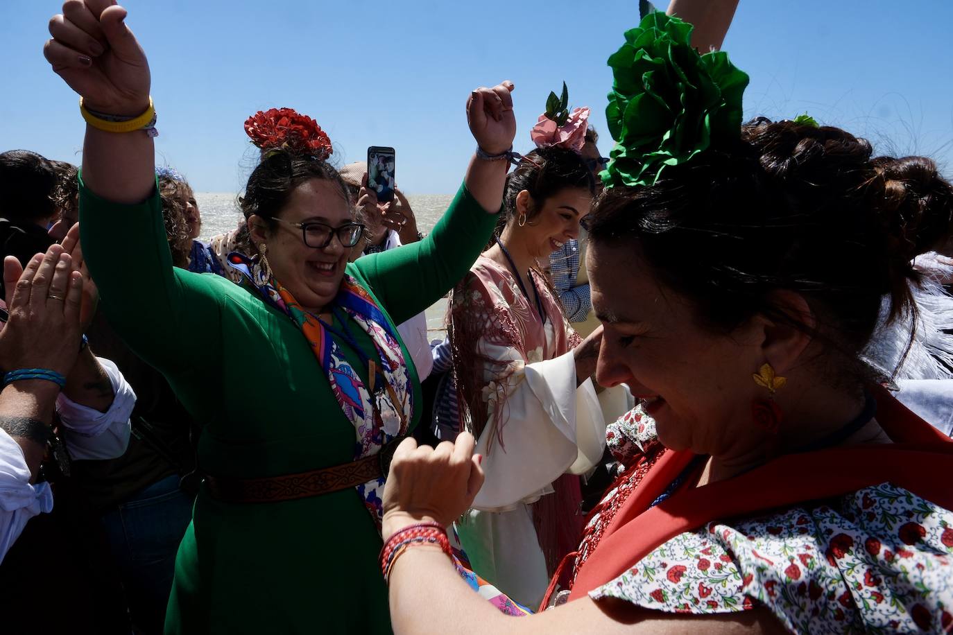 Fotos: así ha sido el primer día de embarque de romeros de Cádiz en Bajo de Guía en Sanlúcar