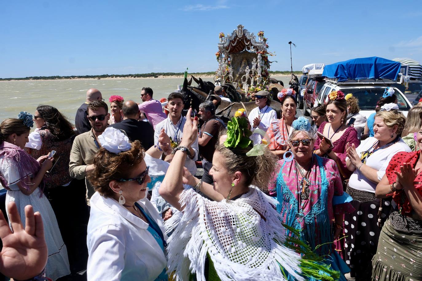 Fotos: así ha sido el primer día de embarque de romeros de Cádiz en Bajo de Guía en Sanlúcar