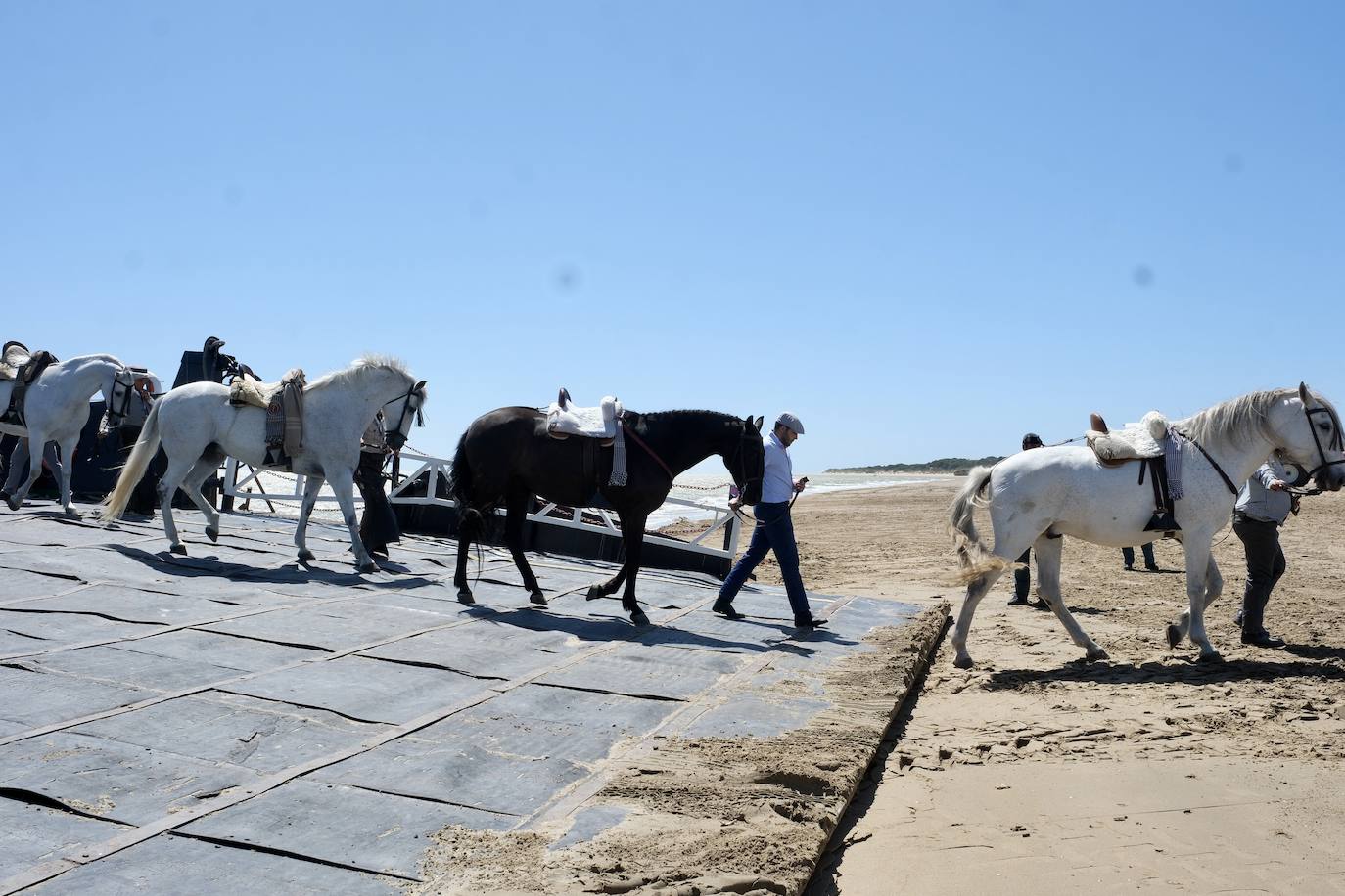 Fotos: así ha sido el primer día de embarque de romeros de Cádiz en Bajo de Guía en Sanlúcar