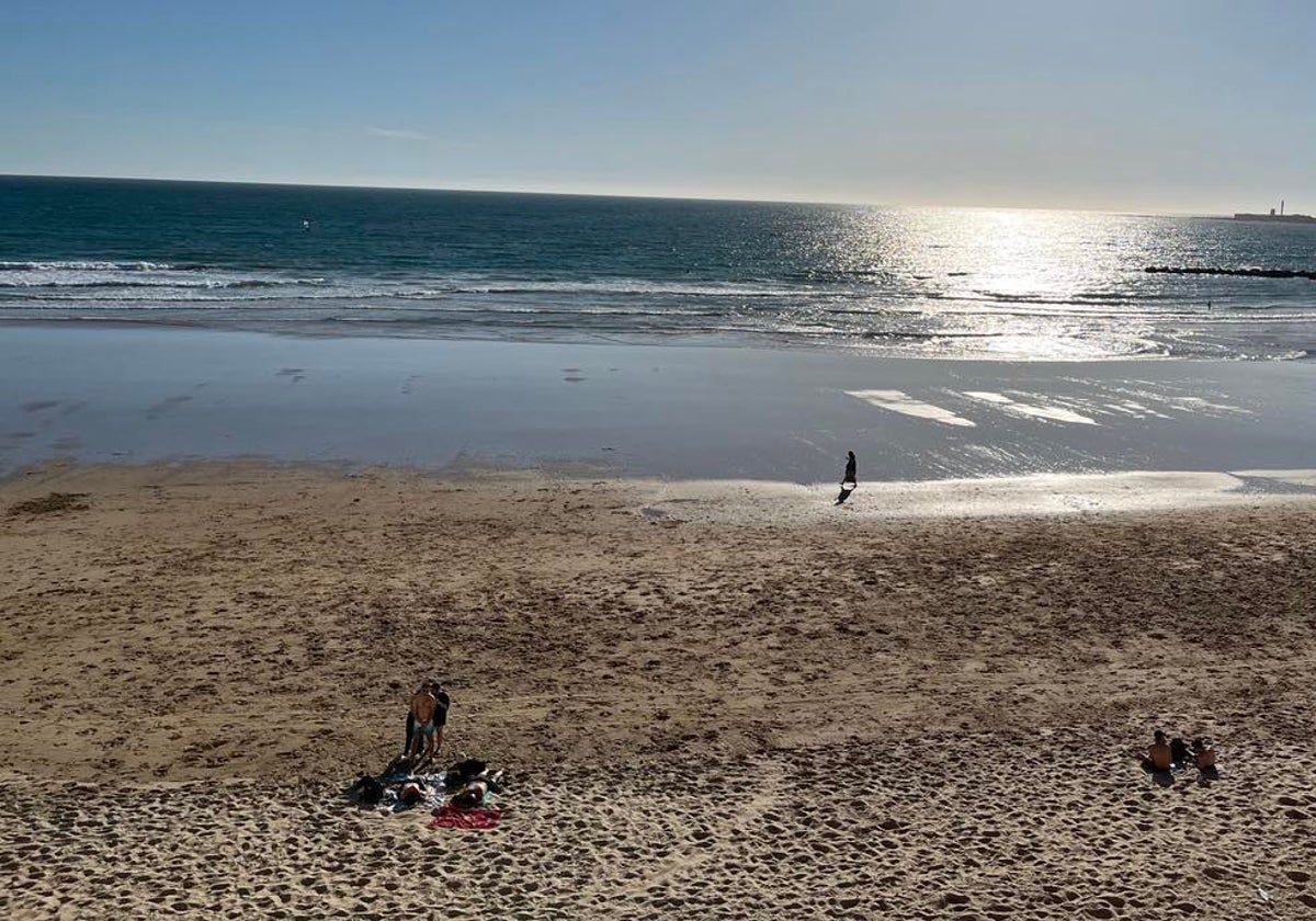 Imagen de la playa de Santa María del Mar de Cádiz días atrás