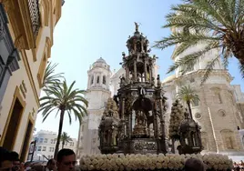 Casi 2.000 kilos de arena para la alfombra del Corpus de Cádiz
