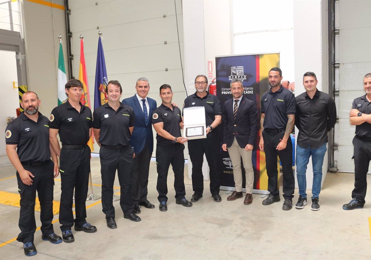 Homenajeados cinco bomberos y un vecino que rescataron a ocho personas en un incendio en abril