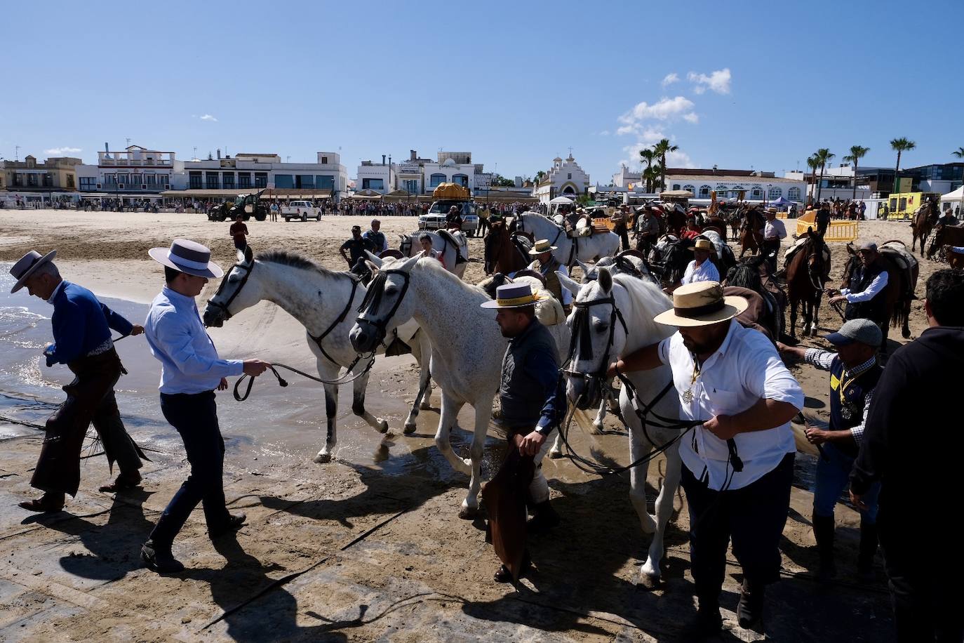 Fotos: la hermandad de Sanlúcar en el embarque en Bajo de Guía