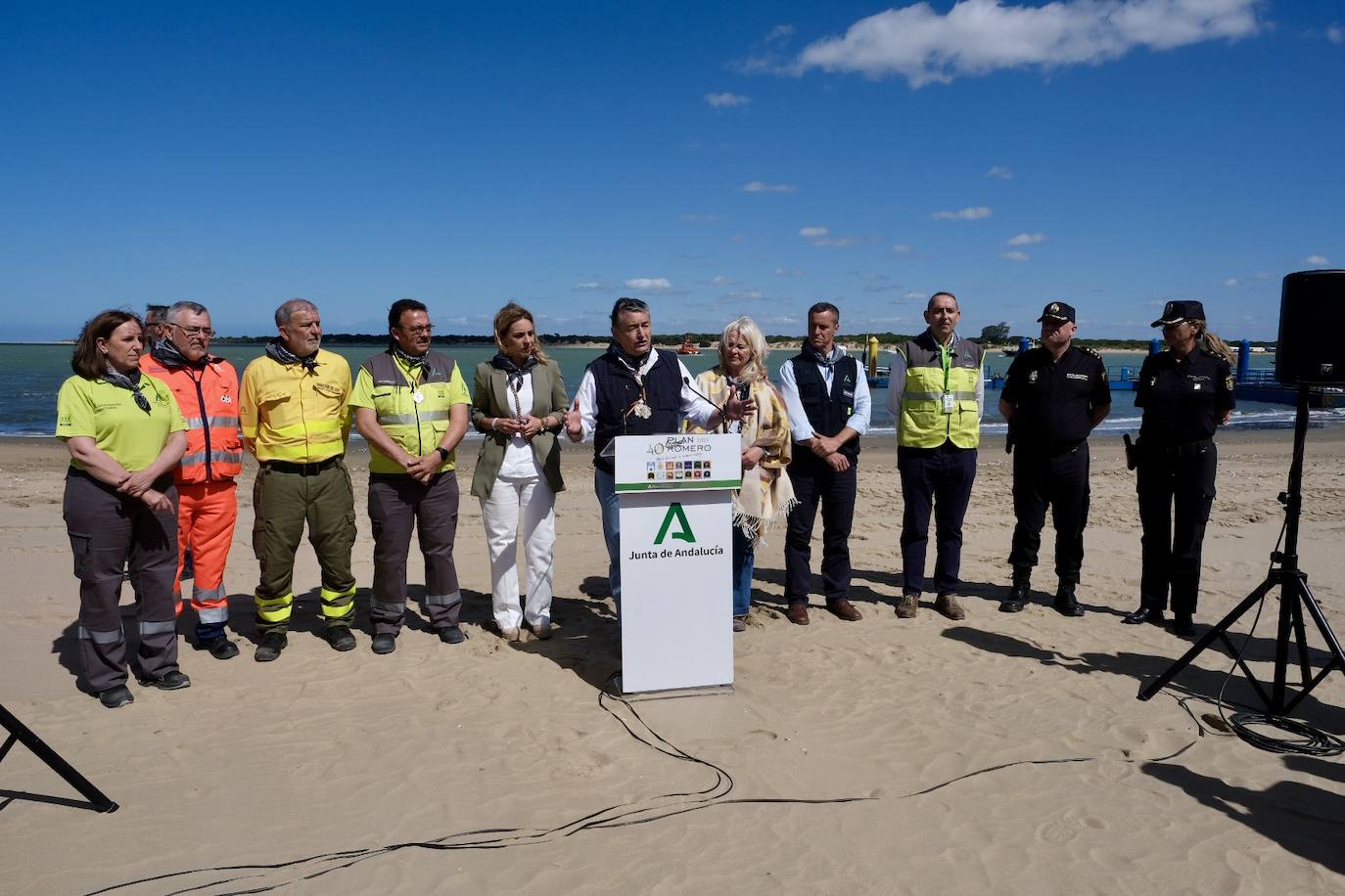 Fotos: la hermandad de Sanlúcar en el embarque en Bajo de Guía