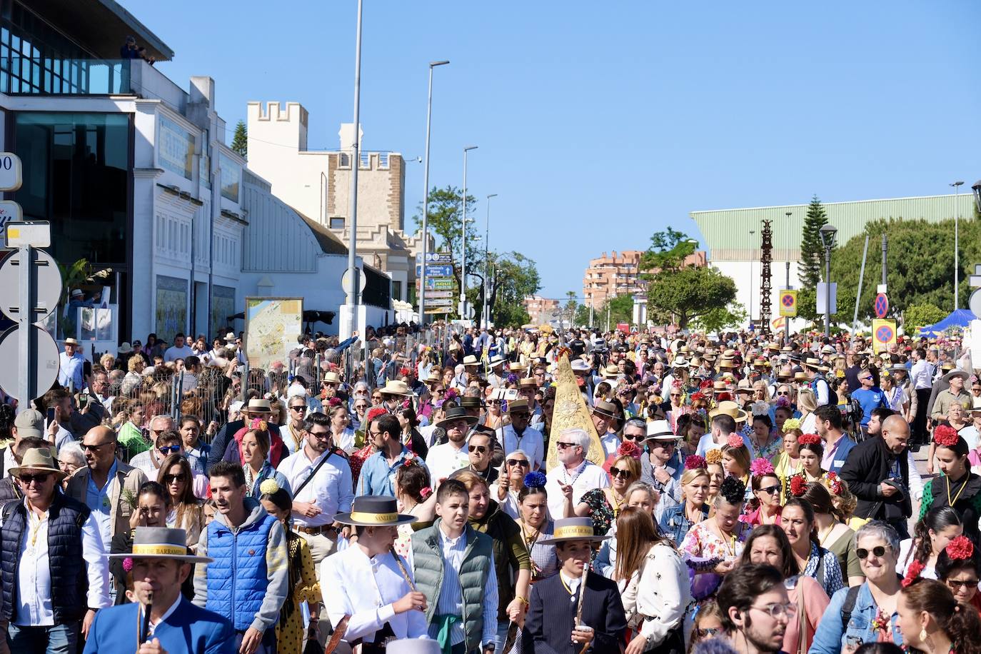 Fotos: la hermandad de Sanlúcar en el embarque en Bajo de Guía