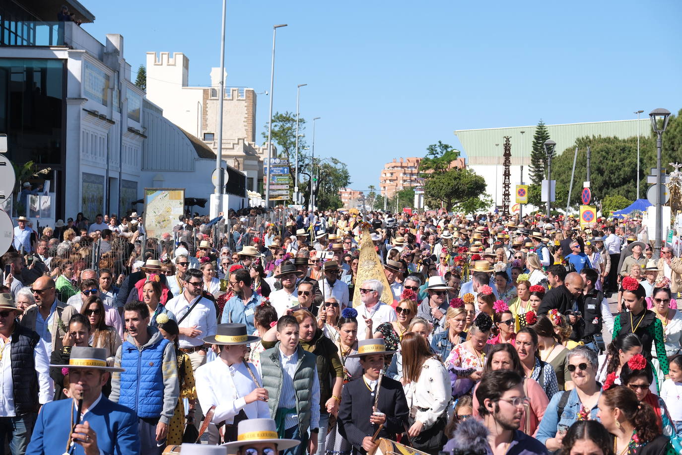 Fotos: la hermandad de Sanlúcar en el embarque en Bajo de Guía