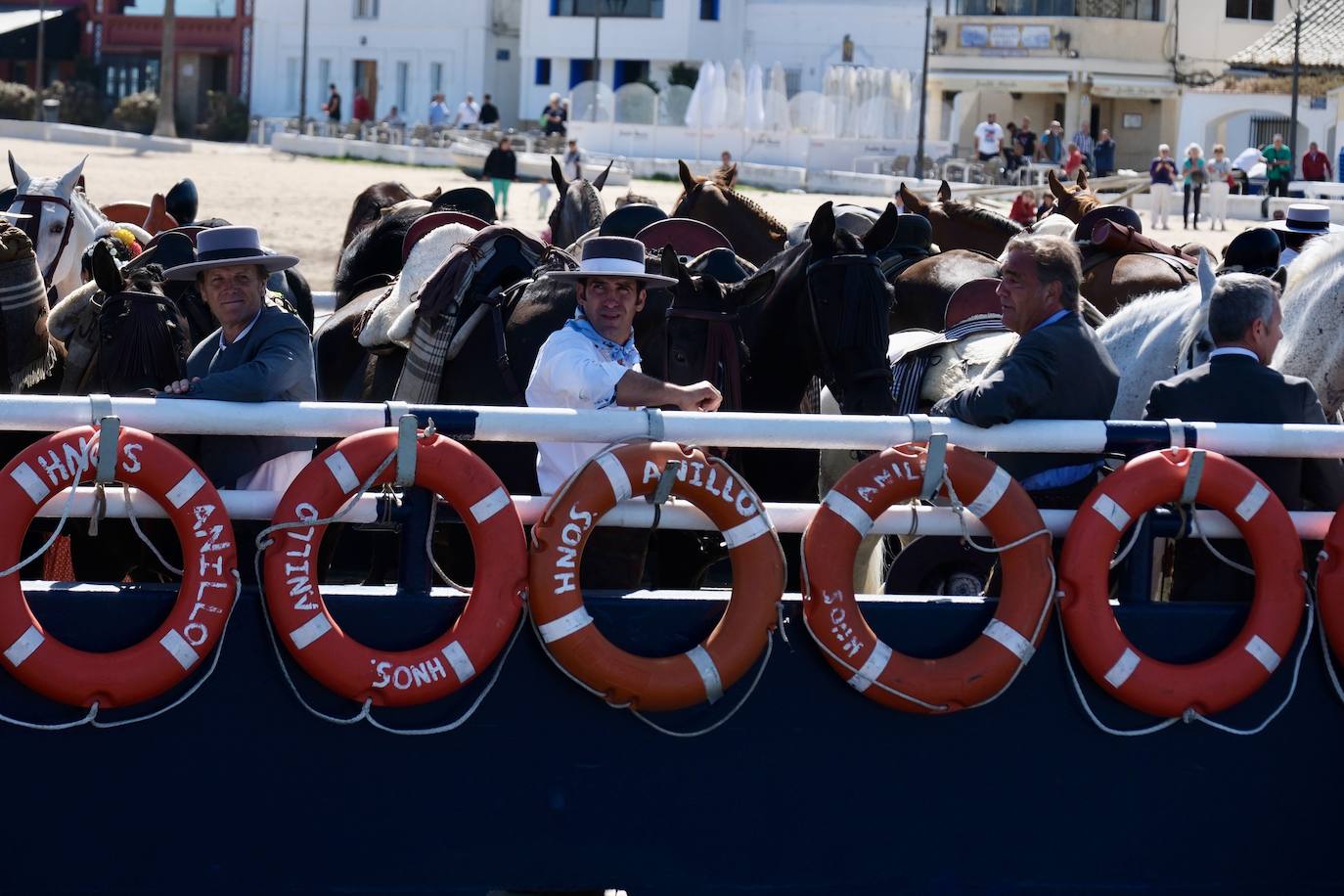 Fotos: la hermandad de Sanlúcar en el embarque en Bajo de Guía