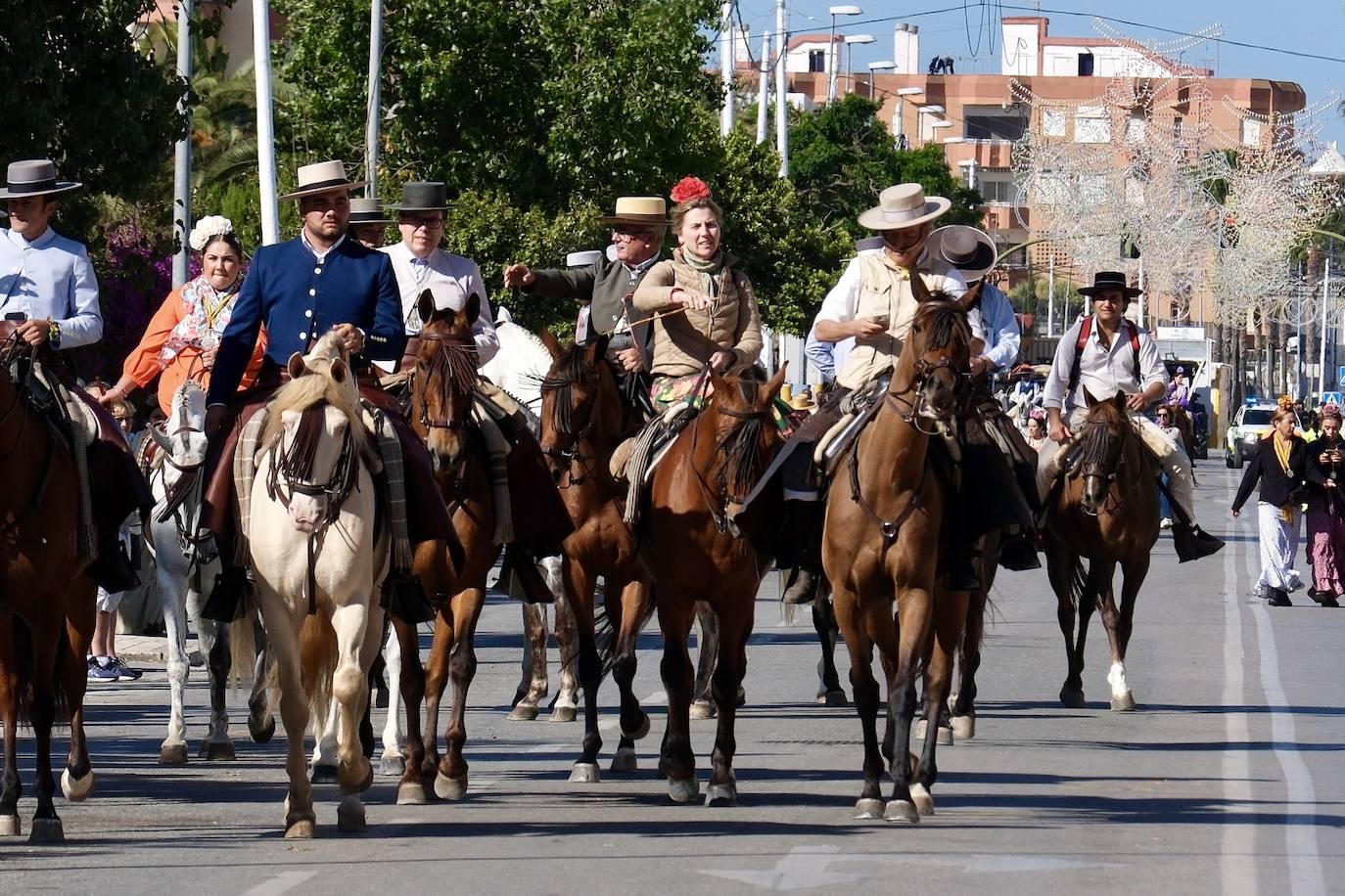 Fotos: la hermandad de Sanlúcar en el embarque en Bajo de Guía