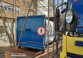 Incendio en el contenido de compactadora de papel y cartón del Hospital Puerta del Mar