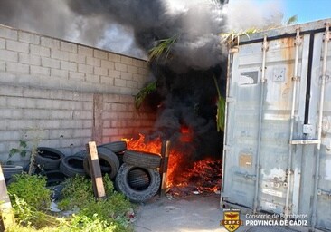 Incendio de neumáticos en las inmediaciones de la fábrica Acerinox