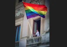 Izado de la bandera inclusiva este viernes en Cádiz con motivo del Día Internacional contra la LGTBIfobia
