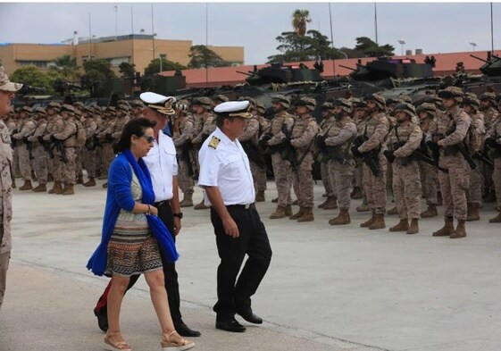 Margarita Robles en una de las visitas al Tercio de la Armada en San Fernando.