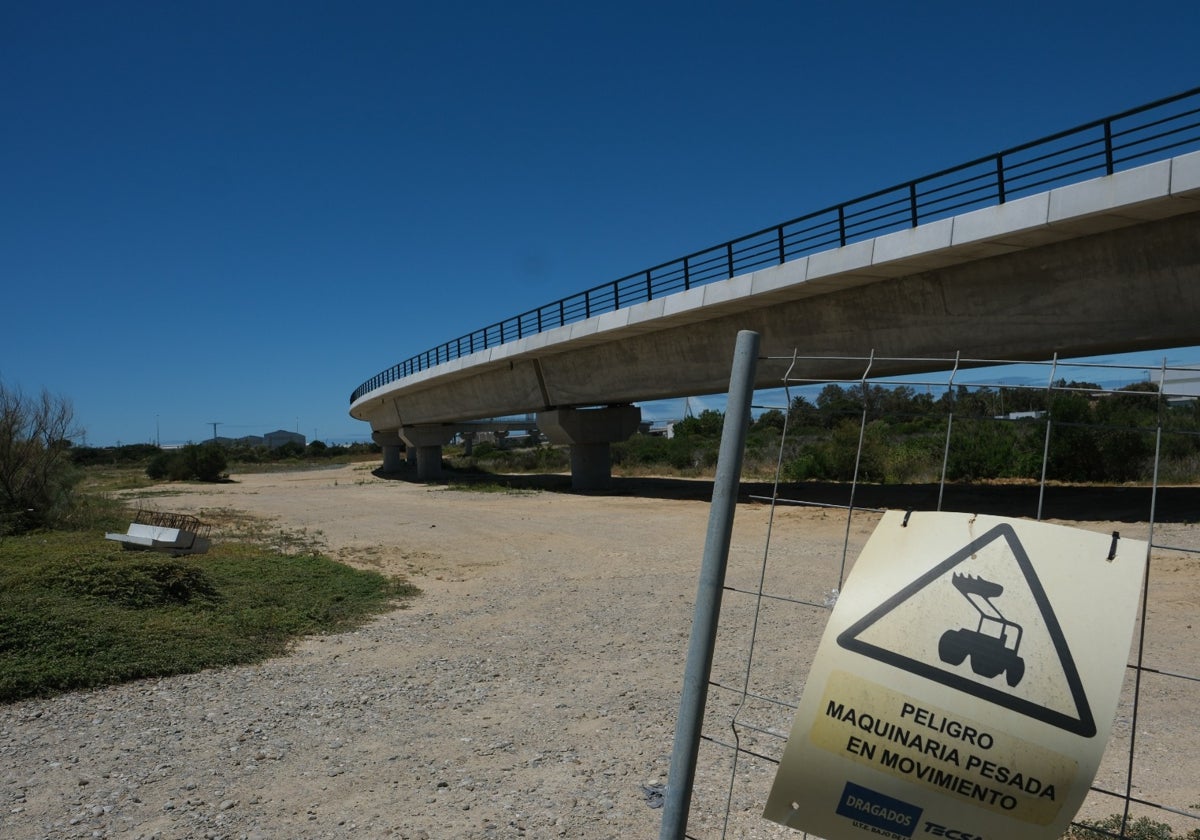 El viaducto está terminado, pero la plataforma del trazado ferroviario espera una actuación para sustituir una línea de alta tensión subterránea