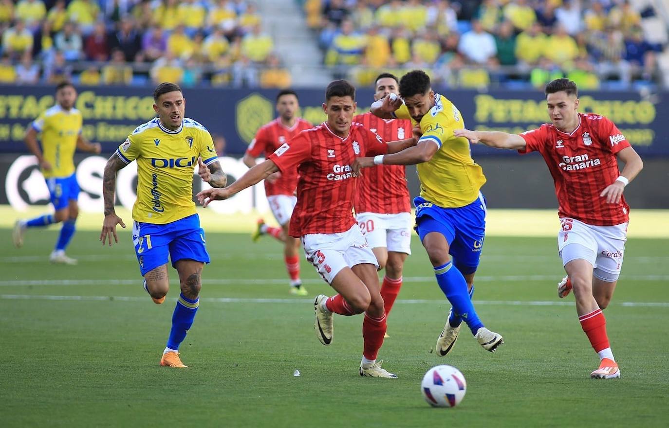 Fotos: Las imágenes del partido Cádiz CF-Las Palmas en Carranza