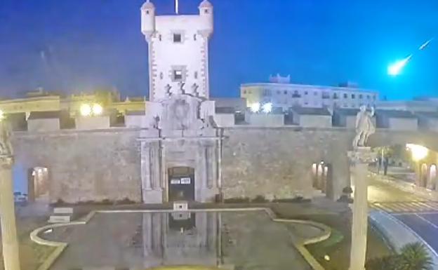 Espectacular imagen del bólido y las Puertas de Tierra de Cádiz