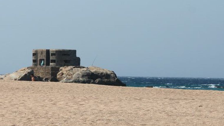 Una de las playas más tranquilas de Cádiz se encuentra junto a un antiguo búnker