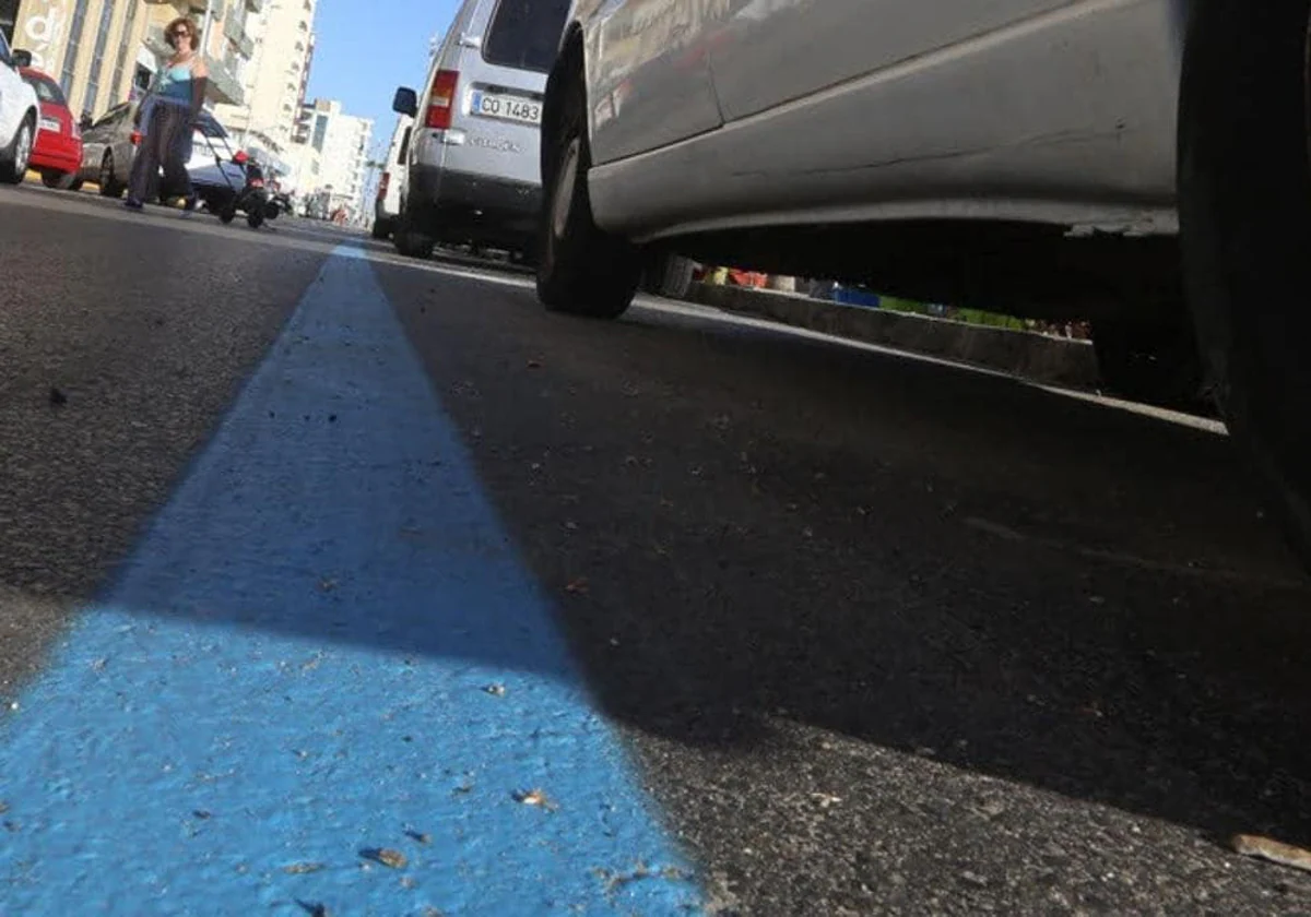 Zona azul de aparcamiento en Cádiz.