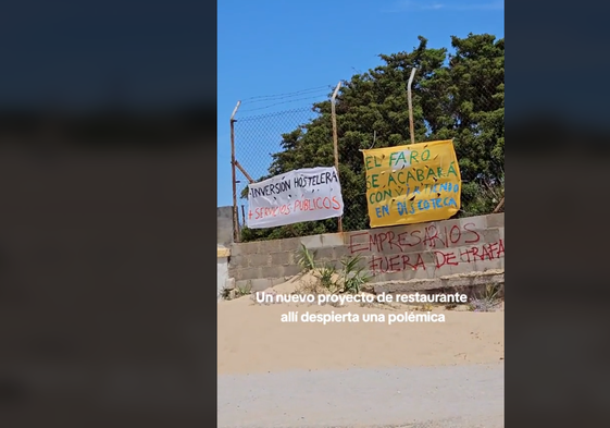 Pancartas en el Faro del Tómbolo de Trafalgar contra la construcción de un nuevo restaurante