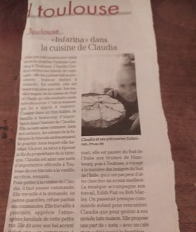 Imagen secundaria 2 - Claudia abrió una trattoria en su casa para vender comida italiana de recoger y llevar, aunque la ambientó para que sus clientes pudieran tomar algo mientras esperaban sus pedidos. Llamó tanto la atención su negocio que hasta fue motivo de un reportaje en la prensa local.