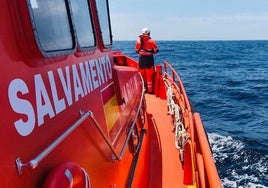 Rescatan a cinco hombres que trataban de llegar a la costa de Barbate en dos 'toys'