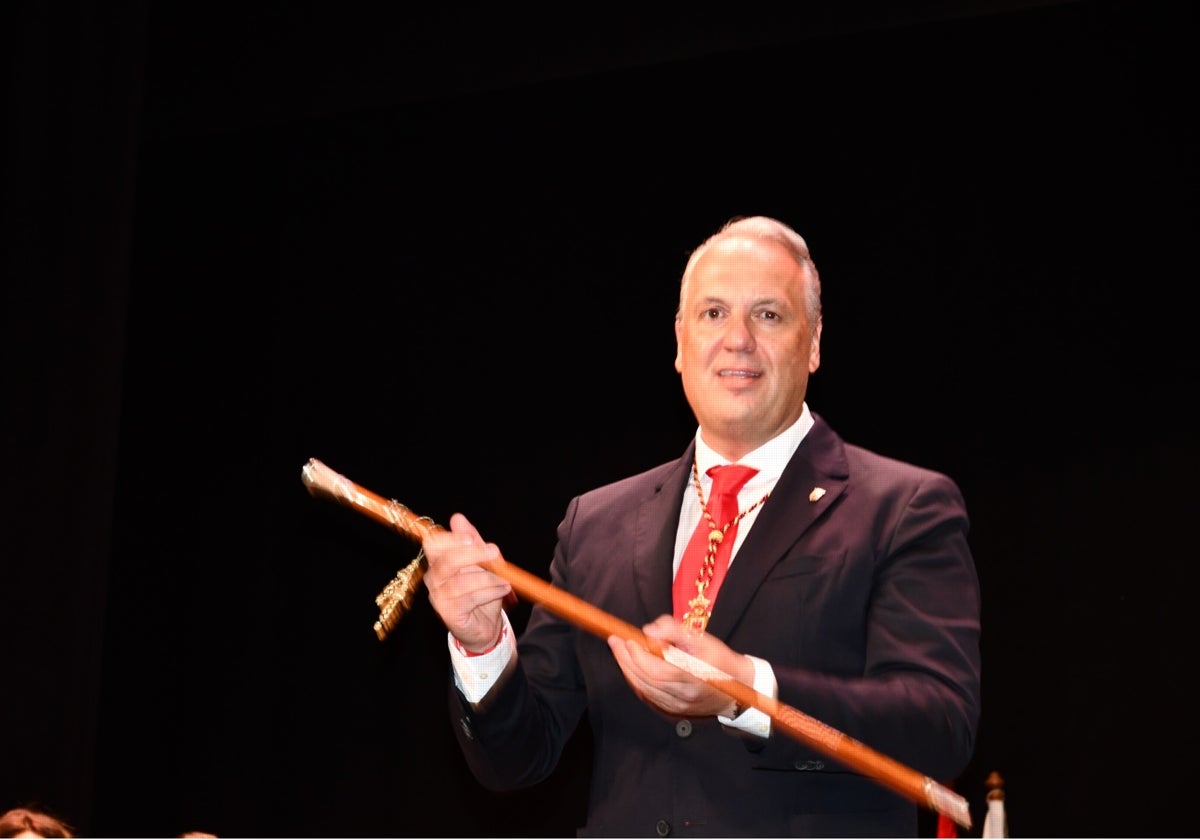 Juan Carlos Ruiz Boix sosteniendo el bastón de mando de la ciudad de San Roque el pasado mes de junio.